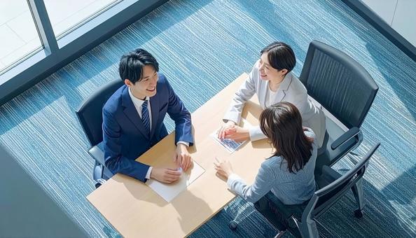 テーブルを囲んで会議するビジネスパーソン テーブルを囲んで会議するビジネスパーソンの写真