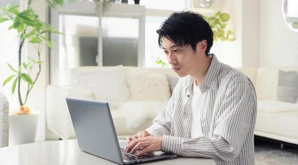 タイピングをするアジア人男性 タイピングをするアジア人男性 タイピング,キーボード,男性の写真素材