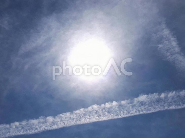 太陽と雲の風景 自然,空,太陽の写真素材