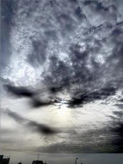 曇り空シリーズ、暗い雲と太陽 曇り空シリーズ、暗い雲と太陽の写真