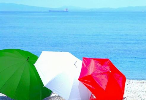イタリア色のOMBRELLO(アップ) イタリア色のOMBRELLO(アップ) 海,傘,緑の写真素材