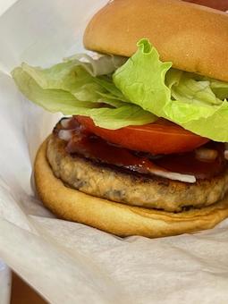 白い紙に包まれた豆腐ハンバーガー 白い紙に包まれた豆腐ハンバーガーの写真