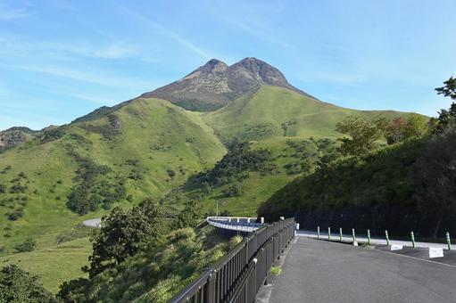 由布岳 由布岳,湯布院,やまなみハイウェイの写真素材