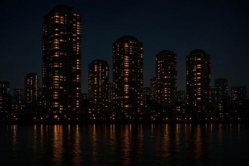 夜景に映えるタワーマンション群 夜景に映えるタワーマンション群の写真