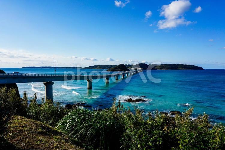 角島大橋と角島と海＃２ 角島,角島大橋,雲の写真素材