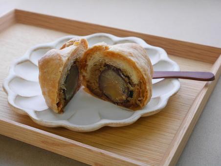 丸ごと栗のパイ 丸ごと栗のパイ 栗のパイ,お皿,デザートの写真素材