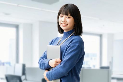 パソコンを持つ女性・ビジネスウーマン 女性,パソコン,笑顔の写真素材