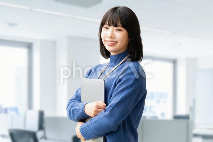 パソコンを持つ女性・ビジネスウーマン 女性,パソコン,笑顔の写真素材