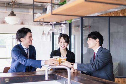 ライフスタイル ライフスタイル 男性,会社,昼飲みの写真素材