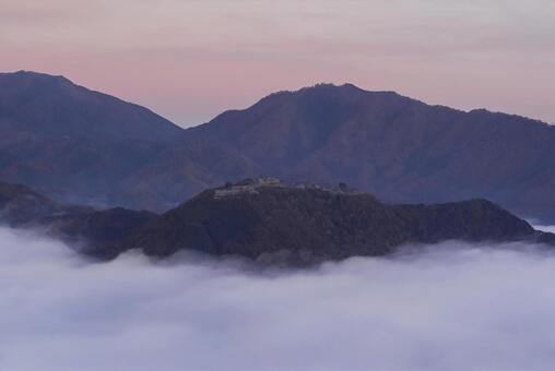 雲海に浮かぶ神秘的な竹田城跡の風景 竹田城跡,雲海,天空の城の写真素材