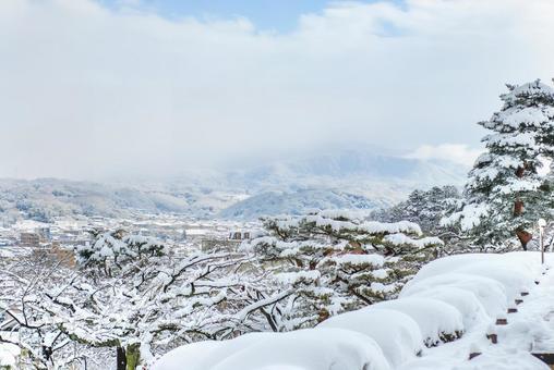 雪の兼六園 眺望台から望む医王山（石川） 兼六園,眺望台,雪の写真素材
