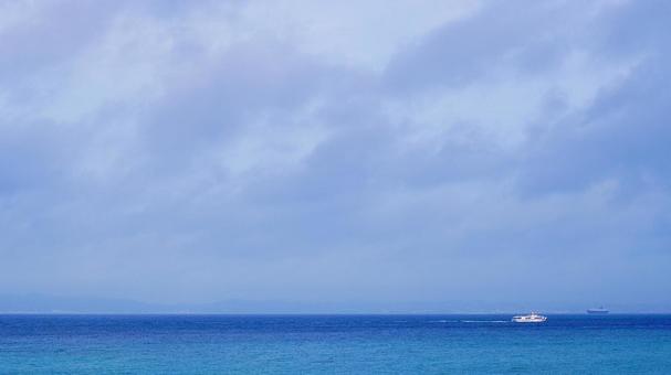 うるま市津堅島から見えるフェリーくがに うるま市津堅島から見えるフェリーくがにの写真