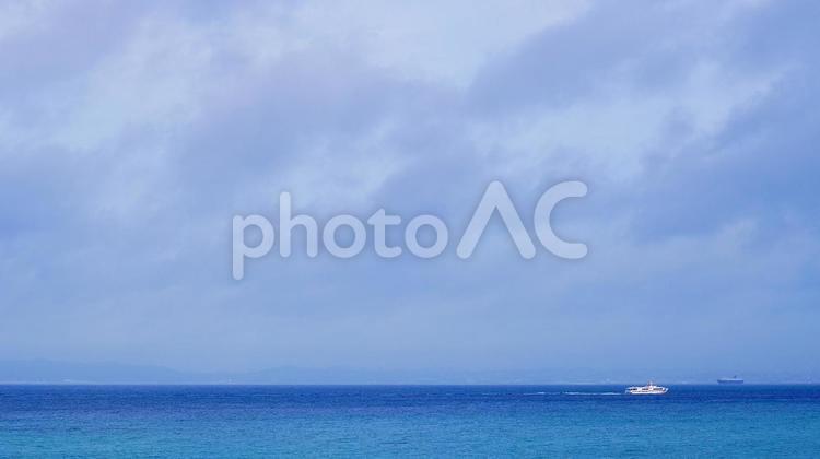 うるま市津堅島から見えるフェリーくがに フェリーくがに,海,津堅の写真素材