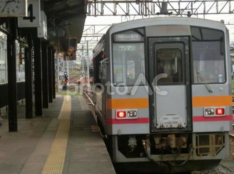 大糸線のキハ120系 車両,鉄道,駅の写真素材