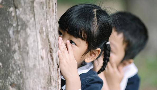 昔の遊び かくれんぼをする子供たち 昔の遊び かくれんぼをする子供たちの写真