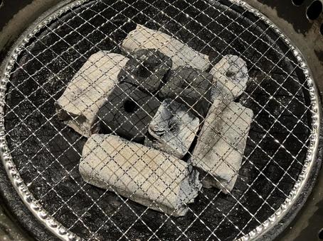 七輪と炭 七輪と炭の写真