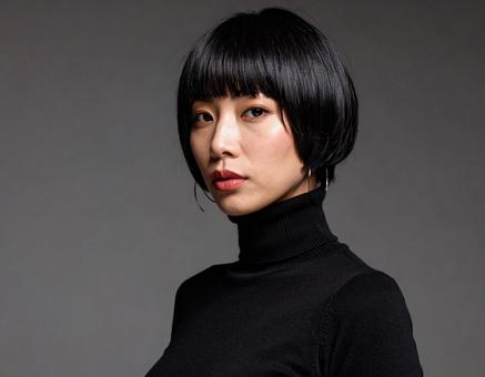 黒いタートルネックを着た女性モデル 黒いタートルネックを着た女性モデルの写真