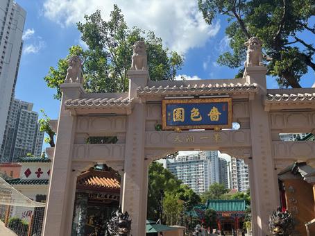 香港黄大仙祠の伝統的な門と青空の風景 黄大仙祠,香港,寺院の写真素材