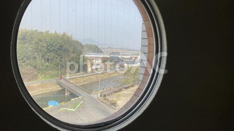 丸窓から見える風景 佐賀,伊万里グランドホテル,丸窓の写真素材