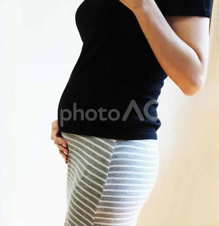 お腹に手を当てる妊婦さん 妊娠4ヶ月 妊婦,お腹,胎動の写真素材