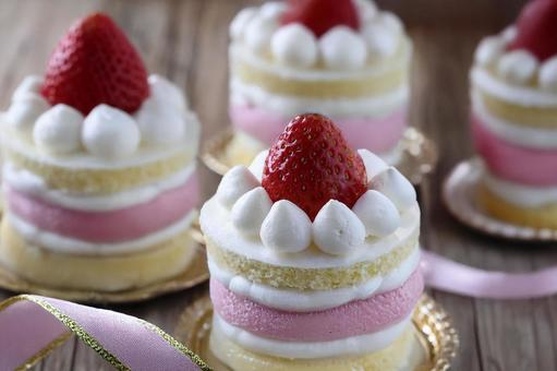 小さなイチゴのミニケーキ 小さなイチゴのミニケーキの写真