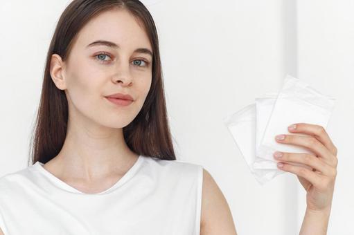 生理用ナプキンを持つ女性 生理,月経,女性の写真素材