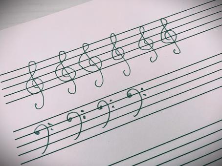 五線ノートにト音記号とヘ音記号の練習11 五線ノートにト音記号とヘ音記号の練習11 五線,ノート,音楽の写真素材