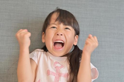 Girl rejoices in guts pose Summer, entrañas plantean, la cara sonriente, niños, JPG