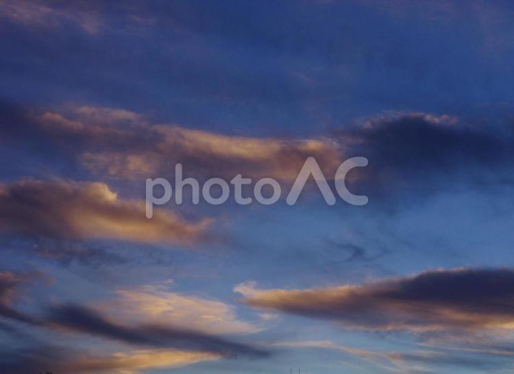 夕暮れの雲 空,雲,夕景の写真素材