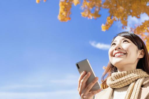 女性 秋の空 高く澄み渡り 天高く 紅葉 女性 秋の空 高く澄み渡り 天高く 紅葉 の写真