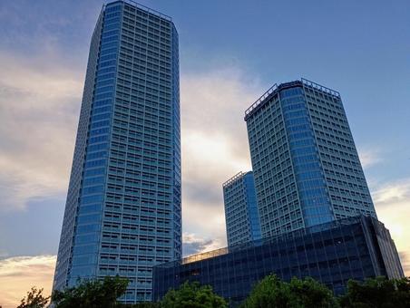 夕暮れの高層マンション 夕暮れの高層マンション 不動産,賃貸,マイホームの写真素材