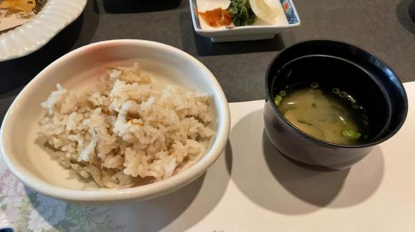 炊き込みご飯×味噌汁 炊き込みご飯×味噌汁 炊き込みご飯,ご飯,外食の写真素材