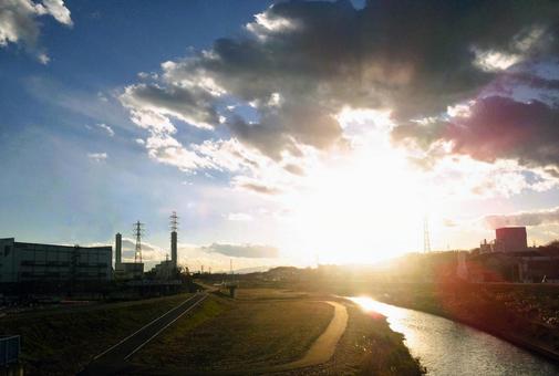 夕焼けと土手 夕焼けと土手 空,夕日,夕焼けの写真素材