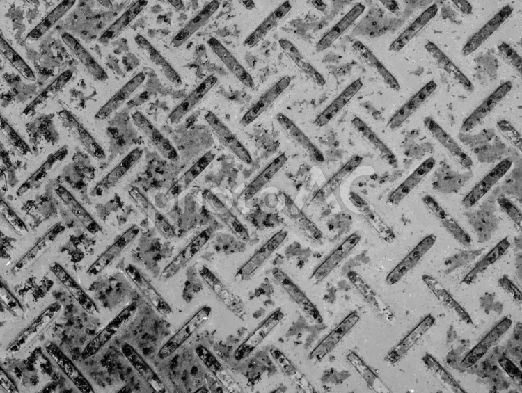 ザラザラした鉄板の白黒写真 鉄板,金属板,テクスチャの写真素材