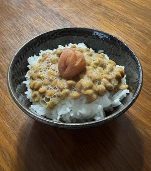 こまちご飯に納豆と紫蘇漬け梅干しの茶碗飯 こまちご飯に納豆と紫蘇漬け梅干しの茶碗飯の写真