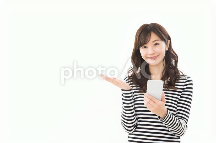 スマートフォンを使う女性　指差し 女性,スマートフォン,指差しの写真素材