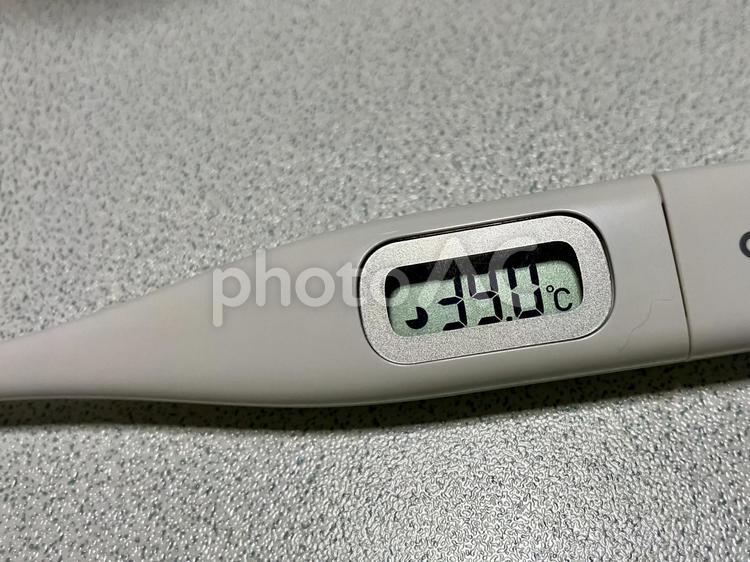39℃まで上がった体温計 39℃,39度,高熱の写真素材