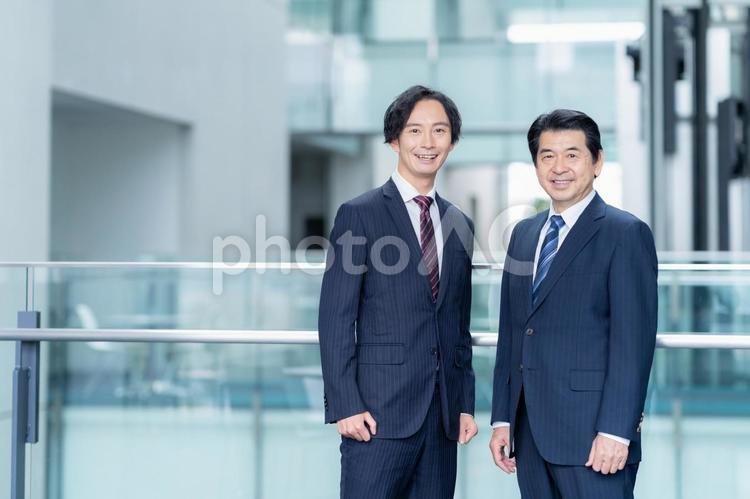 オフィスで打ち合わせをするビジネスマン ビジネス,会議,ビジネスマンの写真素材