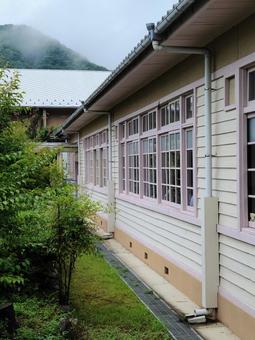 木造校舎と夏の緑 木造校舎と夏の緑 古い校舎,旧多紀中学校,田舎の学校の写真素材