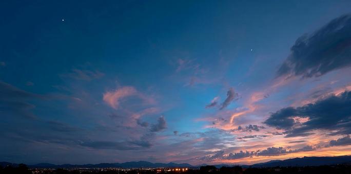 青とオレンジに染まる、美しい夕焼けの空 青とオレンジに染まる、美しい夕焼けの空の写真