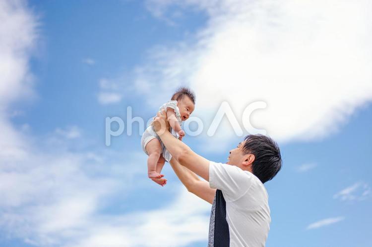 親子と青空(その１３) 赤ちゃん,家族,青空の写真素材