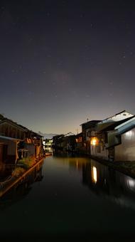川辺に寄り添う家と天の川の夜 川辺に寄り添う家と天の川の夜 川沿い,家,天の川の写真素材