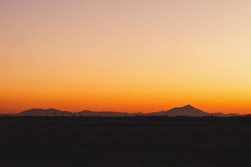 渡良瀬遊水池の夜明け 日の出前,朝焼け,シルエットの写真素材