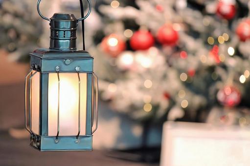 北欧 ランタンとクリスマスツリー クリスマス,ライトアップ,クリスマスツリーの写真素材