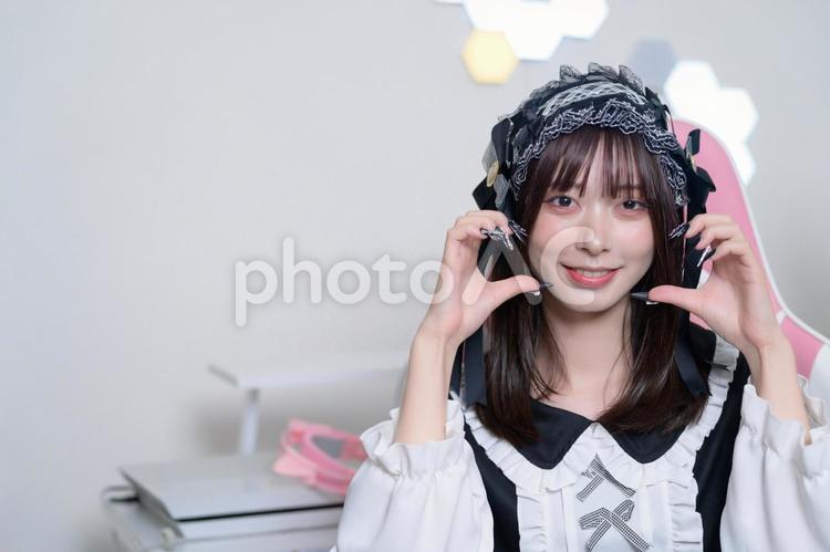 両手でハートを作る地雷系女子 カメラ目線,ハート,20代の写真素材