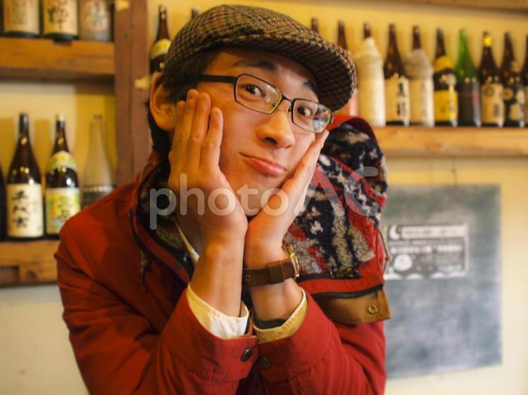 お酒にかこまれて嬉しいエガちゃん 男性,笑顔,男の写真素材