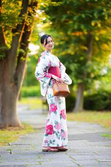 浴衣姿の女性が夕暮れの道を歩く 女性,浴衣,歩くの写真素材
