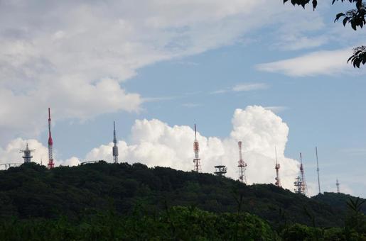 鉄塔の山と夏の空 鉄塔の山と夏の空の写真