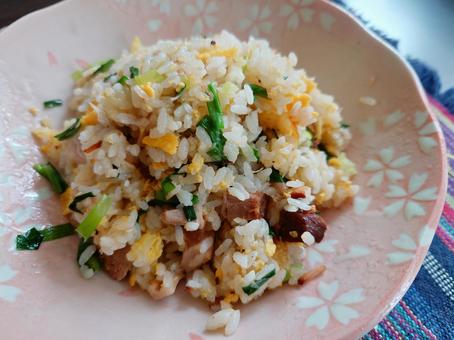 お手軽簡単ニラとチャーシューの炒飯 炒飯,ニラ,町中華の写真素材