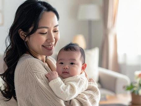 赤ちゃんを抱っこするお母さん 赤ちゃんを抱っこするお母さんの写真